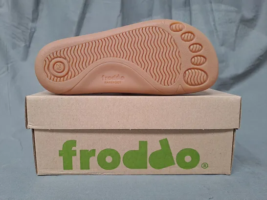 BOXED PAIR OF FRODDO BAREFOOT CANVAS KIDS SHOES IN SILVER EU SIZE 29