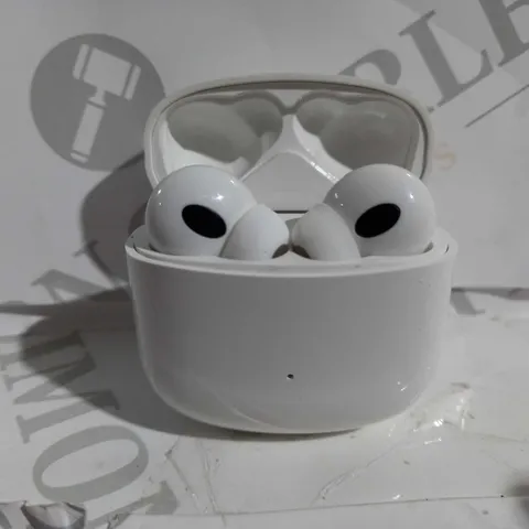 TRUE WIRELESS EARBUDS IN WHITE