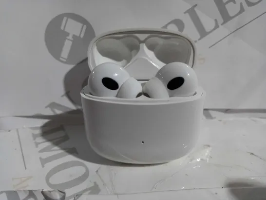 TRUE WIRELESS EARBUDS IN WHITE