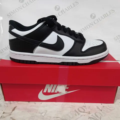 BOXED PAIR OF NIKE DUNK LOW SHOES IN WHITE/BLACK UK SIZE 3