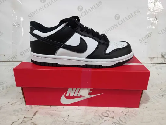 BOXED PAIR OF NIKE DUNK LOW SHOES IN WHITE/BLACK UK SIZE 3