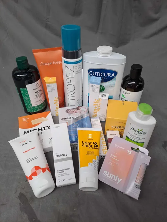 APPROXIMATELY 20 ASSORTED COSMETIC PRODUCTS TO INCLUDE SKIN+ME FIRMING VITAMIN C SERUM, CLINIQUE HAPPY BODY WASH, THE ORDINARY SALICYLIC ACID 2% SOLUTION ETC