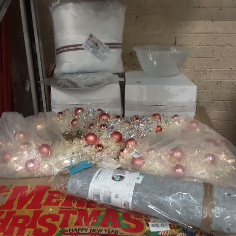 LARGE PALLET OF ASSORTED ITEMS TO INCLUDE A FESTIVE WREATH, A EXTENDABLE FELT CAT TUNNEL AND A BED PILLOW