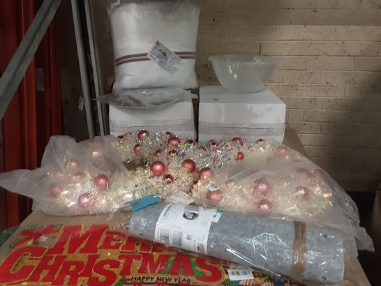 LARGE PALLET OF ASSORTED ITEMS TO INCLUDE A FESTIVE WREATH, A EXTENDABLE FELT CAT TUNNEL AND A BED PILLOW