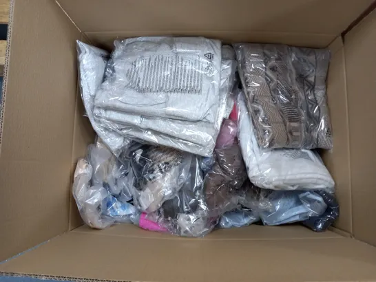 LARGE QUANTITY OF ASSORTED CLOTHING TO INCLUDE ZIP FLEECE, TOP, ETC