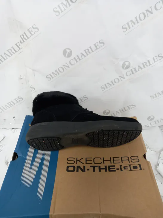 BOXED PAIR OF SKECHERS GO WALK SHOES IN BLACK SIZE 6.5