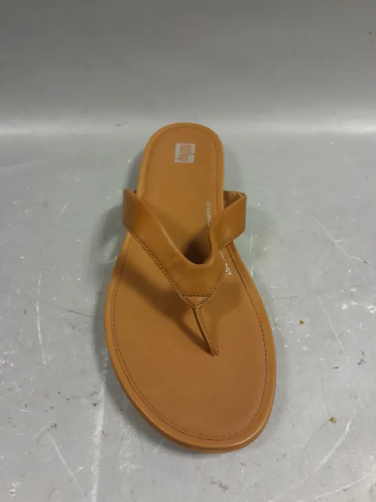 PAIR OF FITFLOP GRACIE LEATHER FLIP FLOPS IN LIGHT TAN - 6