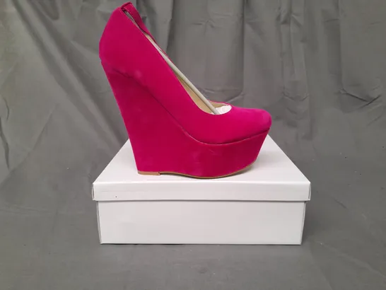 BOXED PAIR OF KOI COUTURE HR5 PLATFORM HIGH WEDGE FAUX SUEDE SHOES IN FUCHSIA SIZE 6