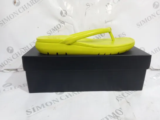 BOXED PAIR OR NATURALIZER SANDALS IN NEON YELLOW SIZE 7