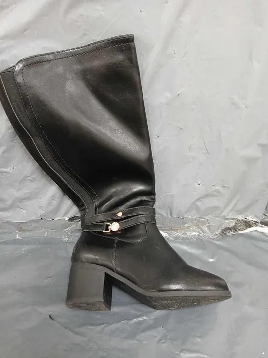 WIDE KNEE BOOT WITH BUCKLE DERTAIL - SIZE 5EEE