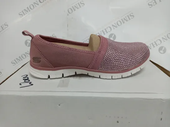 SKECHERS MAUVE SLIP ON SHOES - SIZE 6