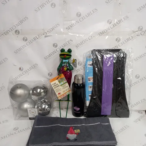 BOX OF APPROXIMATELY 15 ASSORTED ITEMS TO INCLUDE - FUN FROG STAKE - SCAN.COM BOTTLE - MERRY CHRISTMAS TOWEL ECT