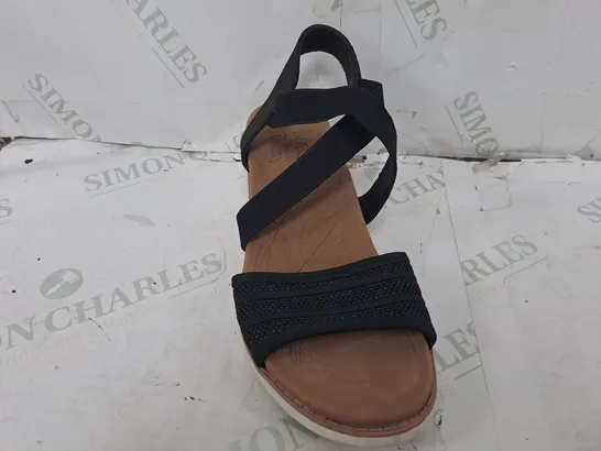 SKETCHERS ARCH FIT BLACK SANDALS SIZE 3