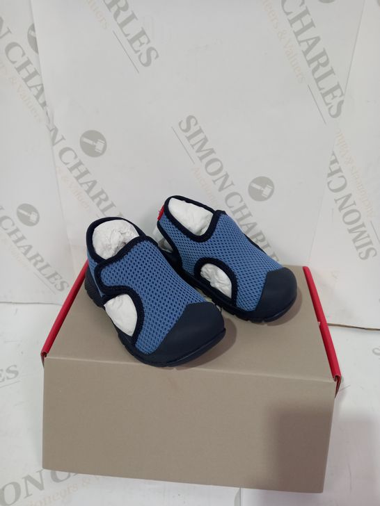 BOXED PAIR OF HUNTER SANDALS SIZE KIDS 5