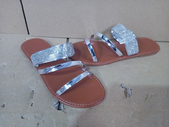 BOXED PAIR OF DSIGNER JEWELLED EFFECT SANDALS EU SIZE 40