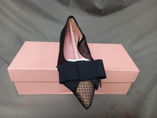 BOXED PAIR OF PRETTY BALLERINAS SHOES IN BLACK W. BOW DETAIL EU SIZE 41.5