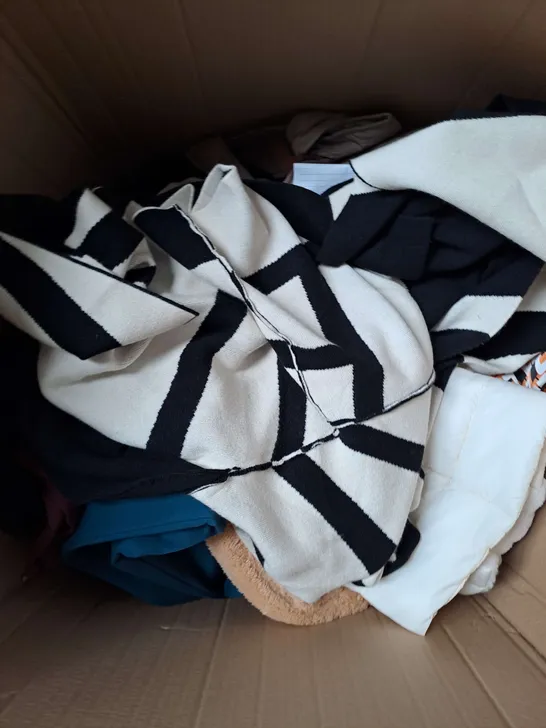 BOX OF APPROX 20 ASSORTED CLOTHING ITEMS TO INCLUDE - JUMPSUIT, TOPS, CARDIGANS ETC