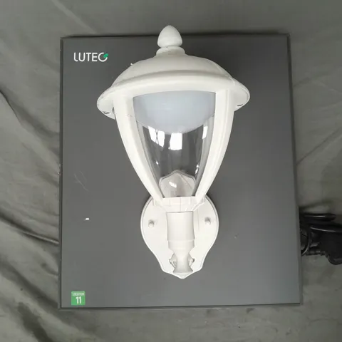 LUTEC STORE DISPLAY WALL LIGHT IN WHITE - COLLECTION ONLY