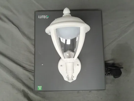 LUTEC STORE DISPLAY WALL LIGHT IN WHITE - COLLECTION ONLY