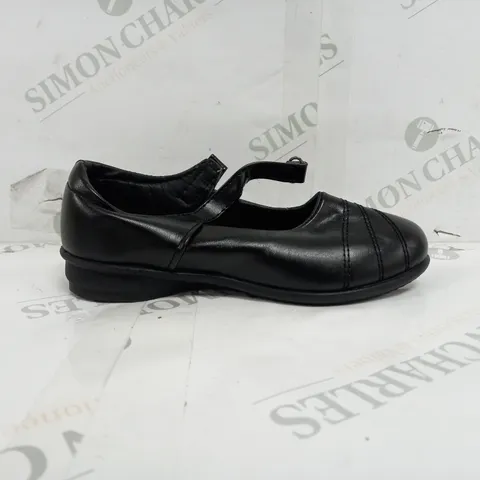 APPROXIMATELY 30 SCHOOL FEES MARY JANES IN VARIOUS EU SIZES 31-36