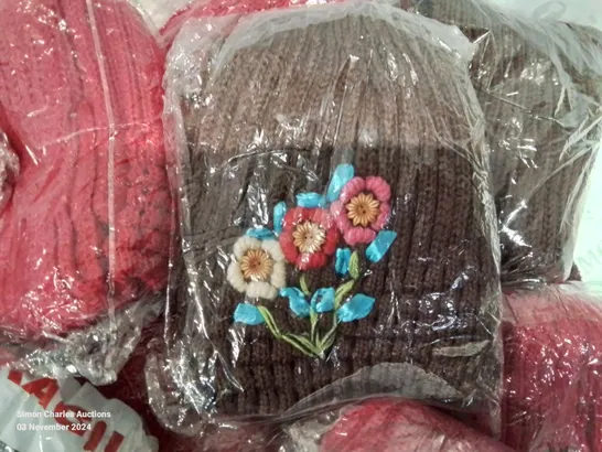 LOT CONTAINING LARGE AMOUNT OF BAGGED WOOLEN HATS IN VARIOUS COLOURS AND DESIGNS 