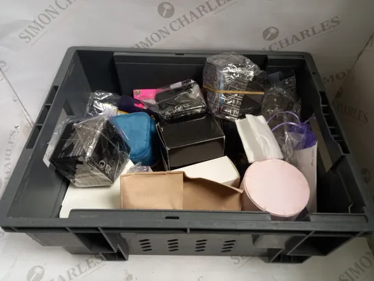 LOT TO CONTAIN APPROXIMATELY 30 ASSORTED JEWELLERY & WATCHES, INCLUDES NECKLACES, WATCHES & JEWELLERY BOXES 