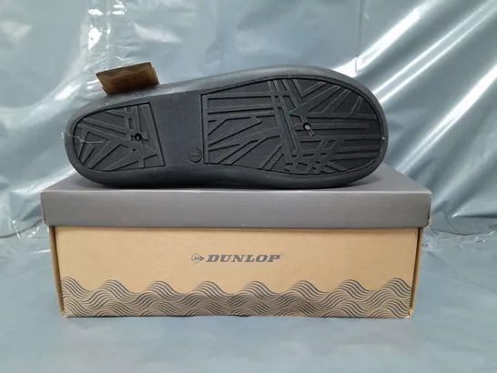 BOXED PAIR OF DUNLOP SLIPPERS IN PURPLE SIZE 7