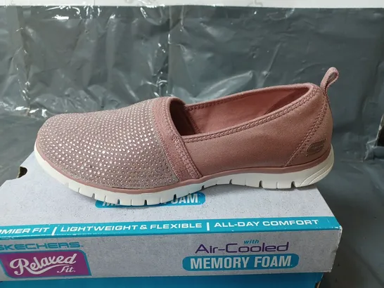 BOXED PAIR OF SKECHERS RELAXED FIT AIR COOLED MEMORY FOAM TRAINERS UK SIZE 7 - PINK - 