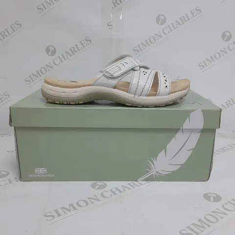 BOXED PAIR OF FREE SPIRIT ALBANY SLIDER SANDALS IN WHITE SIZE 4 