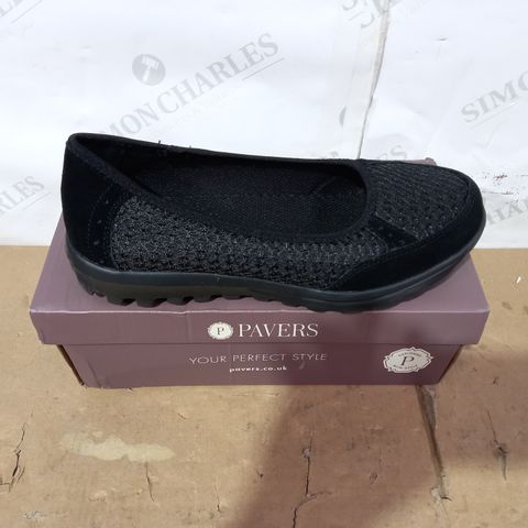 BOXED PAIR OF PAVERS SIZE 40