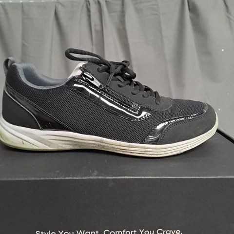 UNBOXED VIONIC AGILE CASSIS ZIP TRAINER IN BLACK - SIZE 6.5