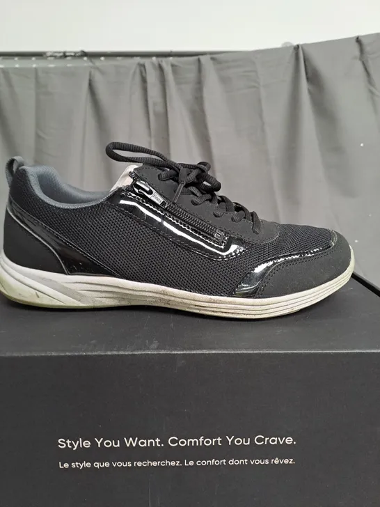 UNBOXED VIONIC AGILE CASSIS ZIP TRAINER IN BLACK - SIZE 6.5