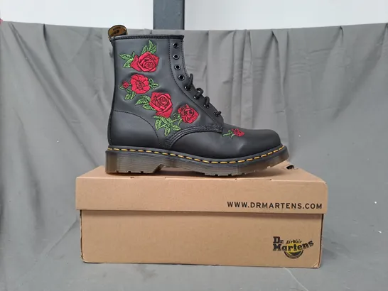 BOXED PAIR OF DR MARTENS 1460 VONDA BOOTS IN BLACK W. ROSE DESIGN UK SIZE 7