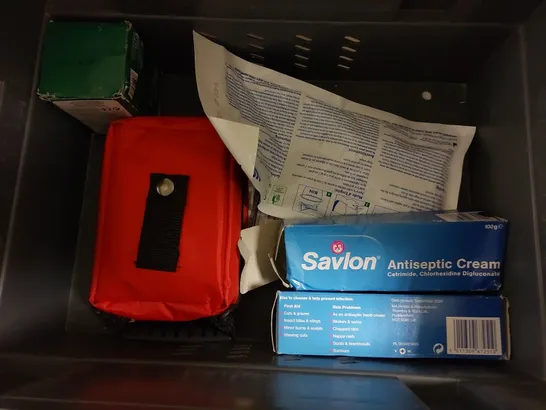 BOX OF APPROX 10 MEDICAL ITEMS TO INCLUDE FIRST AID KITS, KOOLPAK ICE PACK AND SAVLON CREAM