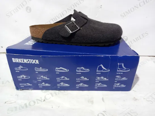 BOXED PAIR OF BIRKENSTOCK FELT SLIP-ON SHOES IN DARK GREY EU SIZE 41