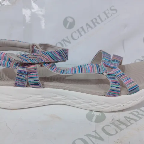 BOXED PAIR OF SKECHERS OPEN TOE SANDALS IN MULTICOLOUR UK SIZE 6