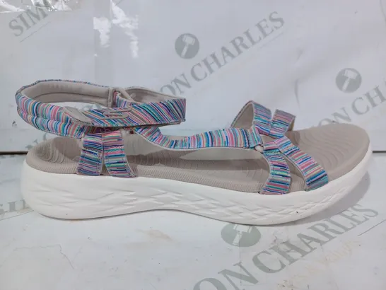 BOXED PAIR OF SKECHERS OPEN TOE SANDALS IN MULTICOLOUR UK SIZE 6