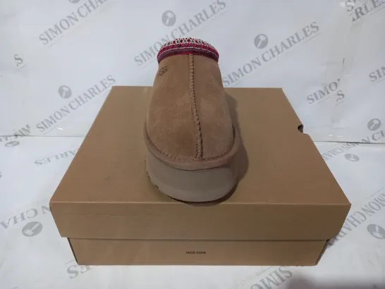 BOXED PAIR OF UGG WTAZZ SHOES IN TAN UK SIZE 4