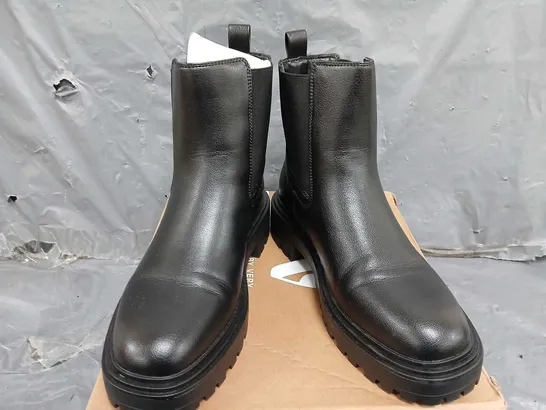 BOXED CHUNKY CHELSEA BOOT - BLACK - SIZE 6