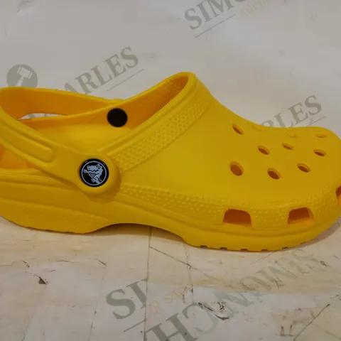 BOXED PAIR OF CROCS CLASSIC IN LEMON YELLOW SIZE M7/W9