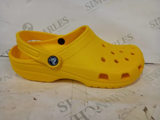 BOXED PAIR OF CROCS CLASSIC IN LEMON YELLOW SIZE M7/W9