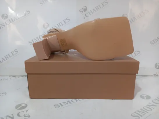 BOXED PAIR OF PUBLIC DESIRE OPEN SQUARE TOE HEELED SANDALS IN BEIGE UK SIZE 9