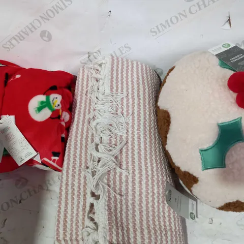 BOX OF APPROXIMATELY 5 ASSORTED HOUSEHOLD ITEMS TO INCLUDE CHRISTMAS PUDDING CUSHION, STRIPED RUG, SANTA FLEECE, ETC