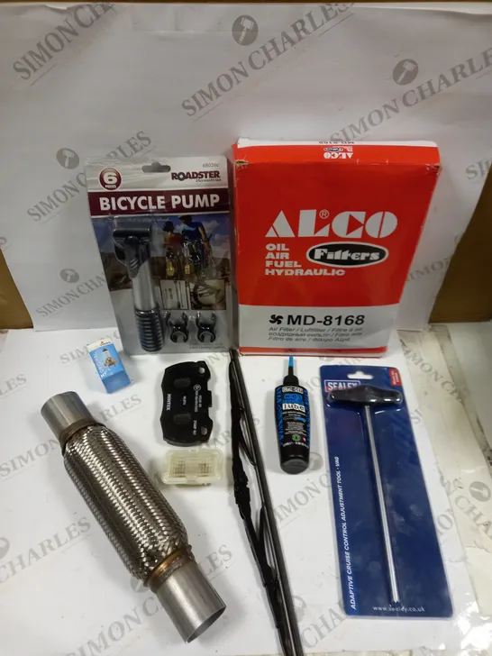 BOX OF APPROXIMATELY 15 ASSORTED VEHICULAR PARTS & ACCESSORIES TO INCLUDE AIR FILTER, FLEXIBLE EXHAUST PIPE, BICYCLE PUMP ETC 