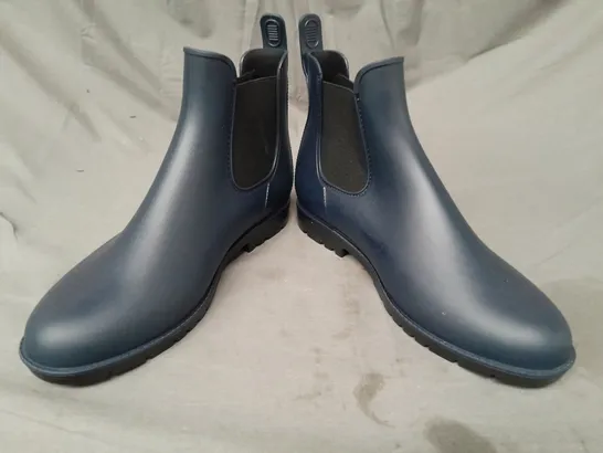 PAIR OF DREAM PAIRS ELASTIC SIDED ANKLE BOOTS IN NAVY EU SIZE 45