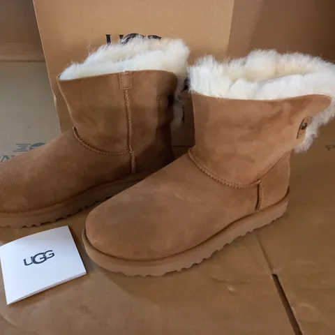 PAIR OF UGG WOMENS MINI BAILEY BOW BOOTS IN LIGHT BROWN - UK 5