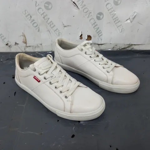 LEVI WHITE TRAINERS SIZE UK 7 1/2 