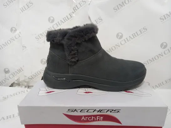 SKECHERS ARCHFIT JOY CHUGGA BOOTS CHARCOAL SIZE 5