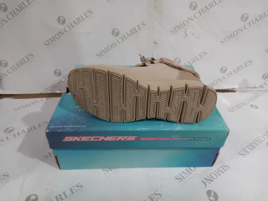 BOXED PAIR OF SKECHERS SYNERGY BOOTS NATURAL SIZE 7