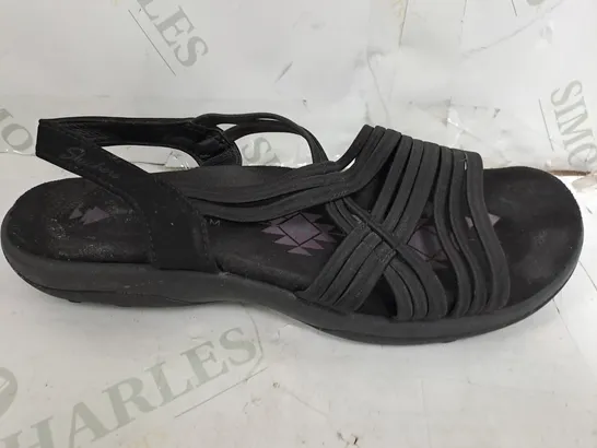 PAIR OF SKECHERS REGGAE SLIM SIMPLY STRETCH BLACK SANDALS - SIZE 4